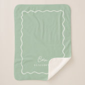 Sagegroene gegolfde rand monogram sherpa deken (Voorkant)