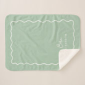 Sagegroene gegolfde rand monogram sherpa deken (Voorkant (horizontaal))