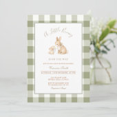 Sagegroene geruite konijn babyshower uitnodiging (Staand voorkant)