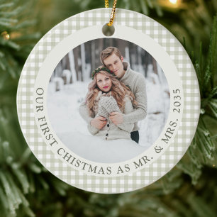 Sagegroene Gingham Eerste Getrouwde Kerst Foto Keramisch Ornament