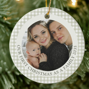 Sagegroene Gingham Eerste Kerstmis als Familie Keramisch Ornament