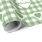 Sagegroene Gingham Harten Aangepaste Naam Koppel Cadeaupapier (Rol Hoek)
