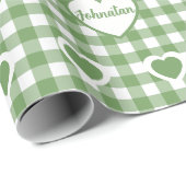 Sagegroene Gingham Harten Aangepaste Naam Koppel Cadeaupapier (Rol Hoek)