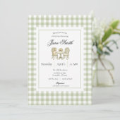 Sagegroene Gingham Kitten Baby Shower Uitnodiging (Staand voorkant)