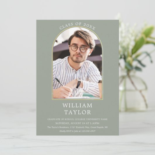 Sagegroene Gouden Boog Foto Afstudeerfeest Uitnodi Kaart (Staand voorkant)