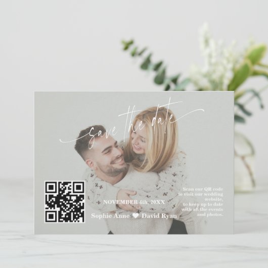 Sagegroene kalligrafie QR-code foto bruiloft   Save The Date (Staand voorkant)