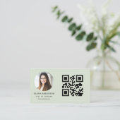 Sagegroene Minimalistische Foto met QR-code Visitekaartje (Staand voorkant)