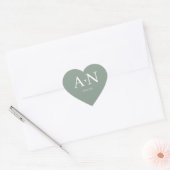 Sagegroene witte minimalistische trouwmonogram  hart sticker (Envelop)