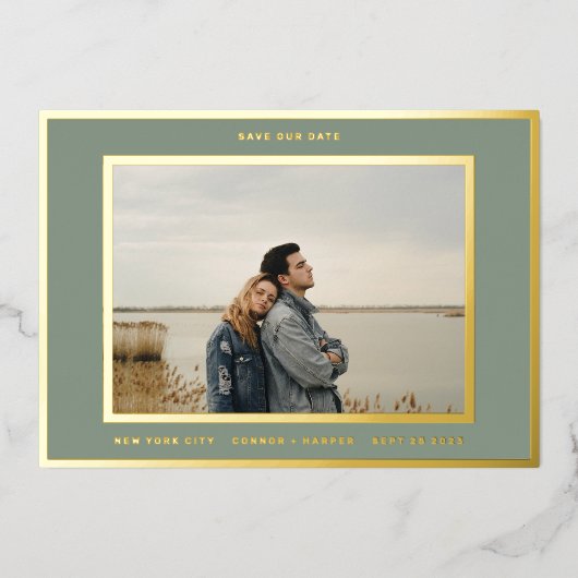 Sagegroene witte rand Goud bewaar onze datum Folie Uitnodiging (Voorkant)