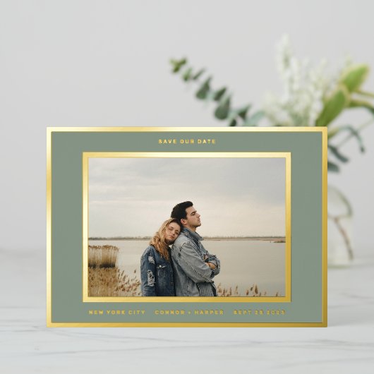 Sagegroene witte rand Goud bewaar onze datum Folie Uitnodiging (Staand Voorkant)