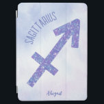 Sagittarius Sign Speciaal Paars iPad Air Cover<br><div class="desc">Deze ,  gepersonaliseerde paarse en lavender Sagittarius iPad-draagtas heeft uw astrologisch teken van de Zodiac in een mooie glans zoals de constellaties. Pas dit schattige astrologische geschenk met jouw naam in prachtig krullend manuscript voor iemand met een late verjaardag van November of vroege December aan.</div>