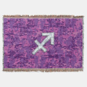 Sagittarius Zodiac Symbol on Fuchsia Digital Camo Deken (Voorkant)