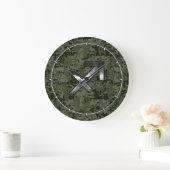 Sagittarius Zodiac Symbol on Green Digital Camo Grote Klok (Huis)