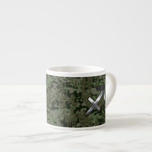 Sagittarius Zodiac Symbol op Woodland Digital Camo Espresso Kop