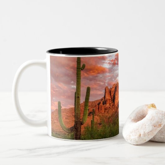 Saguaro Cactus Superstition Mountain Sunset Art Tweekleurige Koffiemok (Met donut)