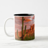 Saguaro Cactus Superstition Mountain Sunset Art Tweekleurige Koffiemok (Links)
