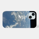 Saharaans stof waait westwaarts de Atlantische Oce iPhone 15 Case (Achterkant horizontaal)