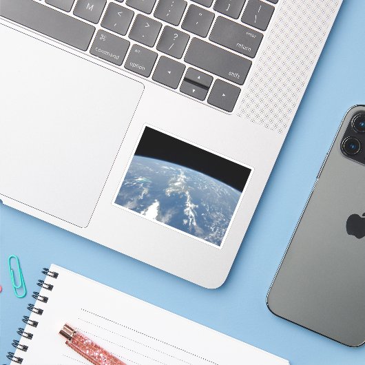 Saharaans stof waait westwaarts de Atlantische Oce Sticker (Laptop met iPhone)