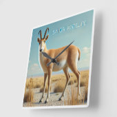 Saiga antilope in de woestijn vierkante klok (Hoek)