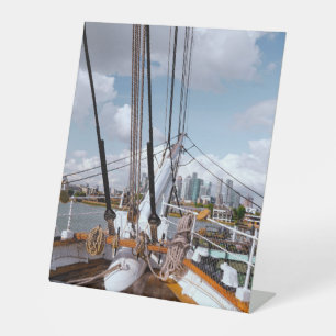 Sail Ship Reclamebord Met Voetstuk