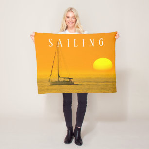 Sailboat Sunset Oranje Sky Large Sun, White Text Fleece Deken