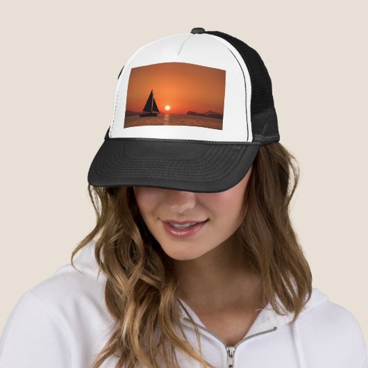 Sailboot Sunset Trucker Pet (In situ)