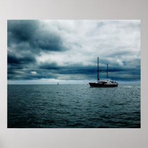 Sailen van schepen op Stormy Zeeen Dramatic Poster