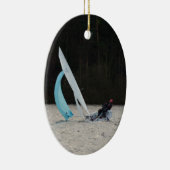 Sailing Dinghy op snelheid Keramisch Ornament (Rechts)