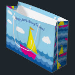 Sailing Sail Boat Cute Kids Birthday Party Groot Cadeauzakje<br><div class="desc">Dit schattige zeilboot is een leuk nieuwsuitdagingsfeest voor een klein kind dat van boten houdt. Ideaal voor het kind dat van zeilen houdt of een lenteverjarig feest heeft!</div>