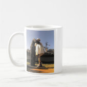 Sailor Kissingverpleegster in San Diego Koffiemok (Links)