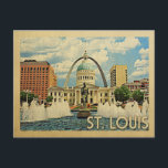 Saint Louis Missouri Vintage Travel Briefkaart<br><div class="desc">Het ontwerp van Saint Louis Missouri in de stijl Vintage Travel met de fontein op Kiener Plaza met de St. Louis Arch op de achtergrond.</div>