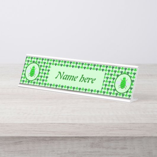 Saint Patricks Day Bee and Shamrocks Custom Bureau Naambordje (Voorkant)