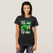 Saint Patrick's Day Lucky Shamrock Waitress Barten T-shirt (Voorkant volledig)