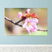 Sakura Buds en een bloem, groen, beige achtergrond Canvas Afdruk (Insitu (Houten vloer))