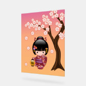 Sakura Kokeshi Doll - Geisha Girl op Geel Acryl Bord (Hoek)