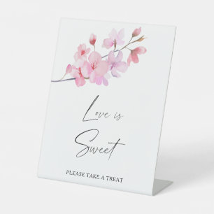 sakura - liefde is lief en een traktatie reclamebord met voetstuk