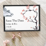 Sakura Mountain | Casual v2-rand Opslaan datum Save The Date<br><div class="desc">Deze sakura-berg | casual v2 grens behalve de datum is perfect voor uw casual moderne, minimalistische bruiloft. Dit ontwerp kenmerkt sakura-boom met kersbloesems, waterverf bergen en eenvoudige kalligrafie om je bruiloft speciaal te maken in de lente, zomer, herfst of winter. Geef ons alstublieft de vrijheid om ons vragen te stellen...</div>
