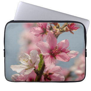 Sakura Splendor: Roze Japanse Bloemfotografie Laptop Sleeve