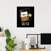 Sal-tea Funny Tea Pun Dark BG Poster (Thuiskantoor)