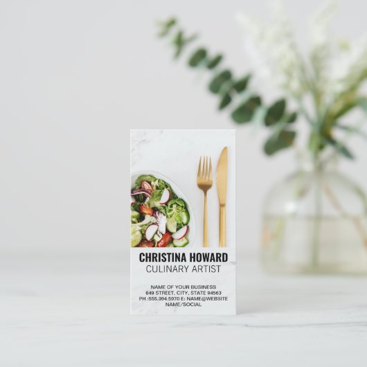 Salade en goud zilverwerk op marmer visitekaartje (Staand voorkant)