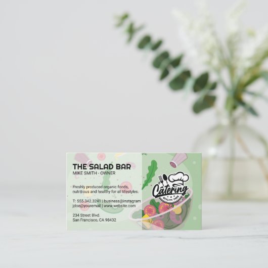 Salade wordt gegooid en gekruid | catering visitekaartje (Staand voorkant)