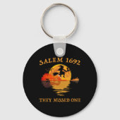 Salem 1692 Ze misten een heks rijdende bezemzaal Sleutelhanger (Voorkant)