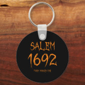 Salem 1692 Ze misten een leuke Halloween heks Sleutelhanger (Voorkant)
