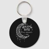 Salem 1692 Ze misten een - Salem Witch 1692 Hall Sleutelhanger (Voorkant)