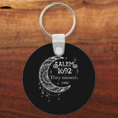 Salem 1692 Ze misten een - Salem Witch 1692 Hall Sleutelhanger (Voorkant)
