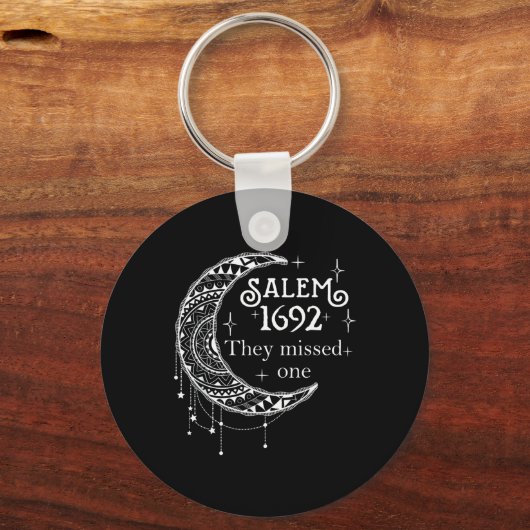 Salem 1692 Ze misten een - Salem Witch 1692 Hall Sleutelhanger (Voorkant)