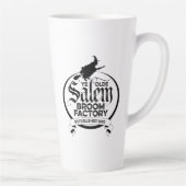 Salem Witch Broom Factory – Grappige gotiek Latte Mok (Rechts)