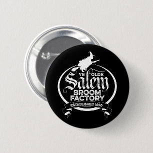 Salem Witch Broom Factory – Grappige  gotiek Ronde Button 5,7 Cm