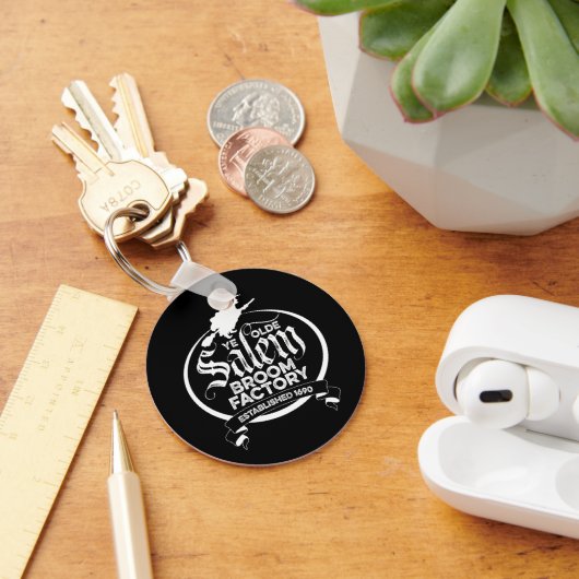 Salem Witch Broom Factory – Grappige gotiek Sleutelhanger (Bureau)