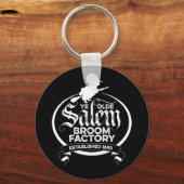 Salem Witch Broom Factory – Grappige gotiek Sleutelhanger (Voorkant)